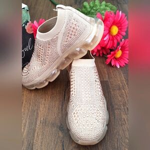 LA SHEELAH CREAM RHINESTONE EMBELLISHED ATHLETIC SHOE. NWOT